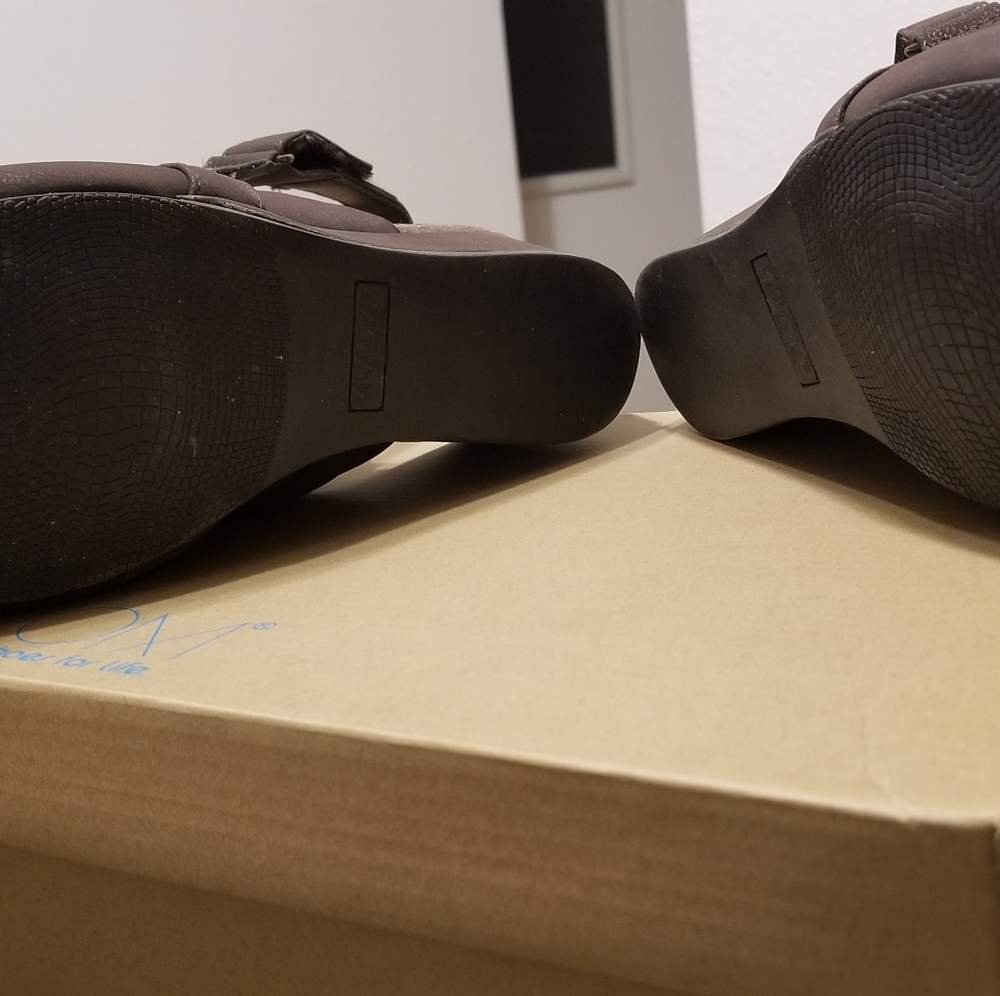 Brown clogs - Picture 3 of 4